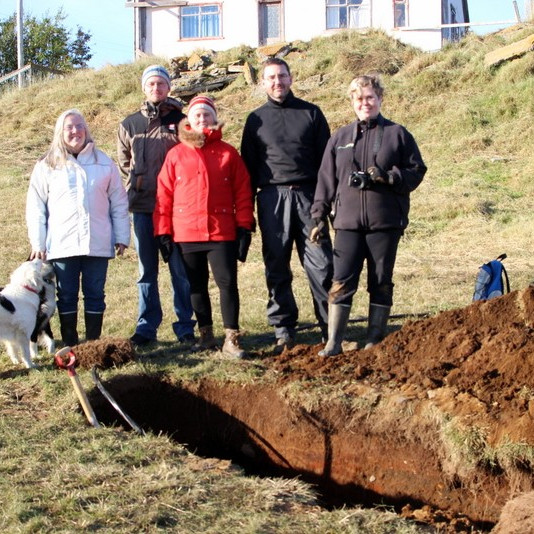 Fyrir neðan gamla bæinn í Keflavík fanst kirkjugarður. fv. Þórey Jónsdóttir húsfreyja í Keflavík, Guðmundur Stefán Sigurðsson, Bryndís Zoega, Þór Hjaltalín og Guðný Zoega.