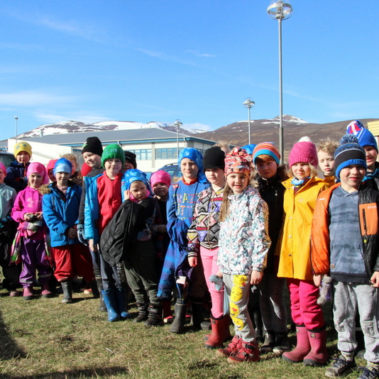 Það var myndarlegur hópur sem kom við á Feyki í vikunni eftir að fjaran hafði verið könnuð. Mynd: PF.