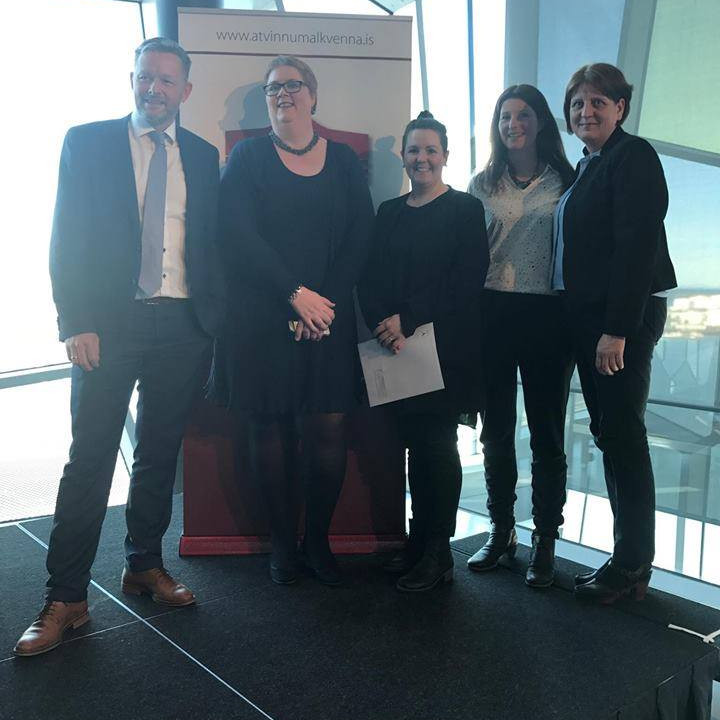 Mynd: Þorsteinn Víglundsson velferðar- og húsnæðismálaráðherra ásamt skagfirsku styrkþegunum Kristínu S. Einarsdóttur, Auði B. Birgisdóttur, Jóhönnu H. Friðriksdóttur og Ragnheiði Þórarinsdóttur. Aðsend mynd.