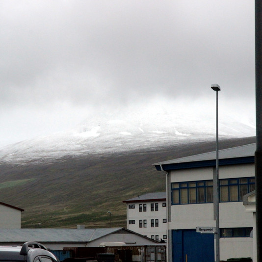 Gilsungan með hvítu slæðuna í morgun. Mynd: PF.