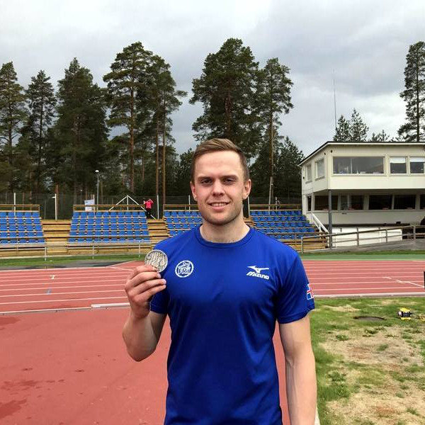 Ísak Óli með silfrið. Mynd af Facebooksíðu FRÍ, Úrvals- og stórmótahópur unglinga 15-22 ára í frjálsum íþróttum)