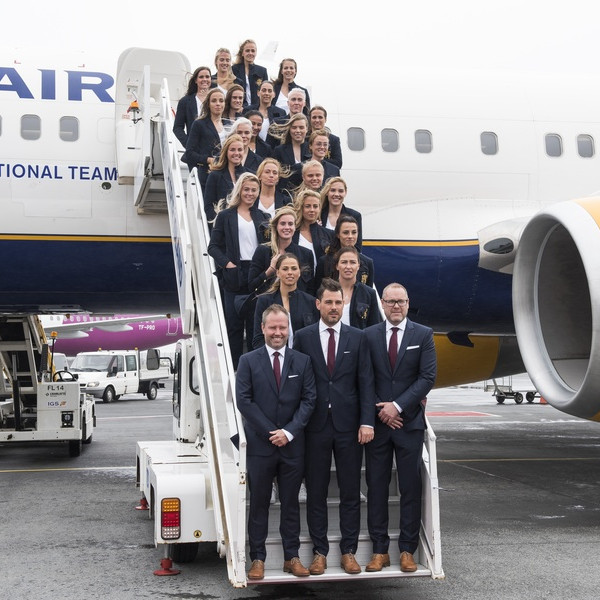 Íslenska landsliðið ásamt þjálfarateyminu. Fremst eru Ásmundur Haraldsson, Freyr Alexandersson og Skagfirðingurinn Ólafur Pétursson. Mynd: KSÍ.