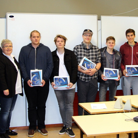 Frá afhendingu sjaldtölva í FNV í gær. Ingileif Oddsdóttir, skólameistari,  Ásbjörn Jóhannesson, framkvæmdastjóri SART, Bára Halldórsdóttir, fræðsluskrifstofu rafiðnaðarins ásamt Gísla Árnasyni og Garðari Jónssyni með nemendahópinn sem mætti til að taka við hinum góðu gjöfum. Mynd: PF.