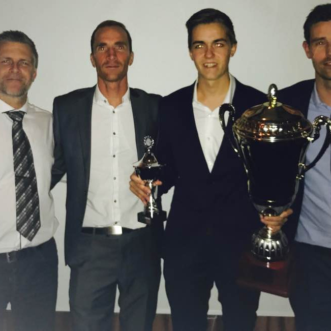 Konni var valinn besti leikmaðurinn í Tindastólsliðinu en hann stýrði liðinu sem fyrirliði í sumar og skoraði 2 mörk. Hér er hann ásamt Bergmanni Guðmundssyni formanni knattspyrnudeildar, og þjálfurunum Bjarka Árnasyni og Stefáni Arnari Ómarssyni. Mynd. GÖJ