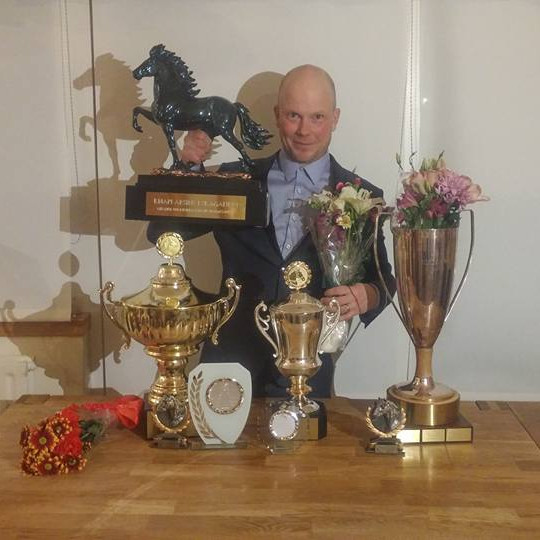 Þórarinn tók á móti mörgum viðurkenningum , meðal annars fyrir hönd eigenda Prestsbæjar, Ingu og Ingar Jensen. Mynd: Rósa María Vésteinsdóttir.