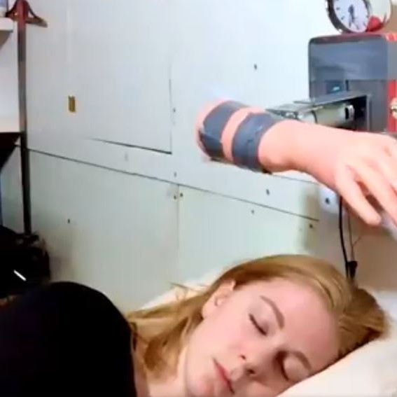 Þekkir þú einhvern sem hefði þurft svona til að vakna í morgun? - myndband