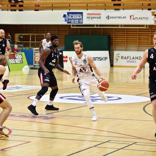 Arnar Björnsson hefur blómstrað í liði Tindastóls í vetur. Hér er hann í leik gegn Hattarmönnum fyrir skömmu sem vannst 91 - 62. Mynd: Af FB síðu Körfuknattleiksdeildar Tindastóls.