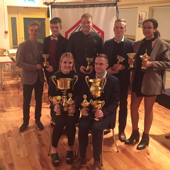 Þóranna Ósk og Ísak Óli, í forgrunni ásamt, öðrum verðlaunahöfum. Mynd af FB UMSS.