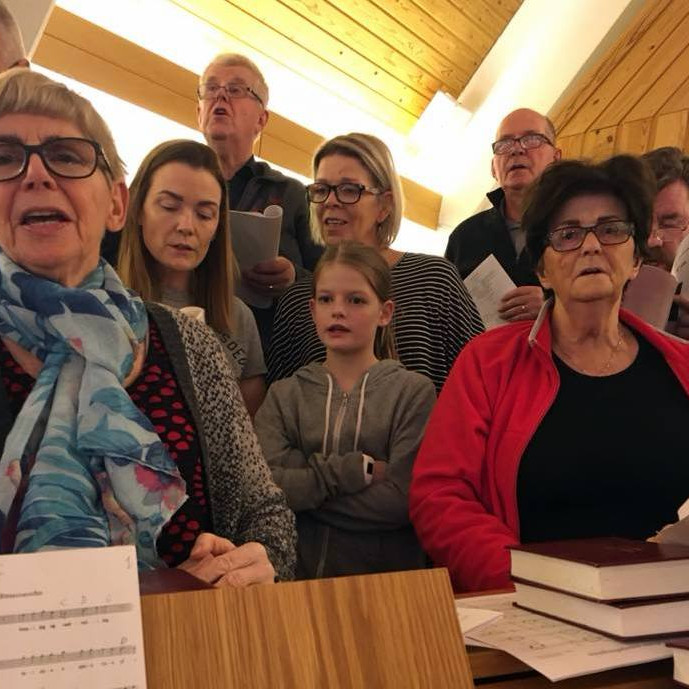 Sóley er á miðri mynd. Henni á hægri hönd er föðursystir hennar, Jenný, Hallbjörg, amma Sóleyjar er aftan við hana og fremst, Sóleyju á vinstri hönd er langamma hennar, Guðrún. Mynd: Hugrún Sif Hallgrímsdóttir.