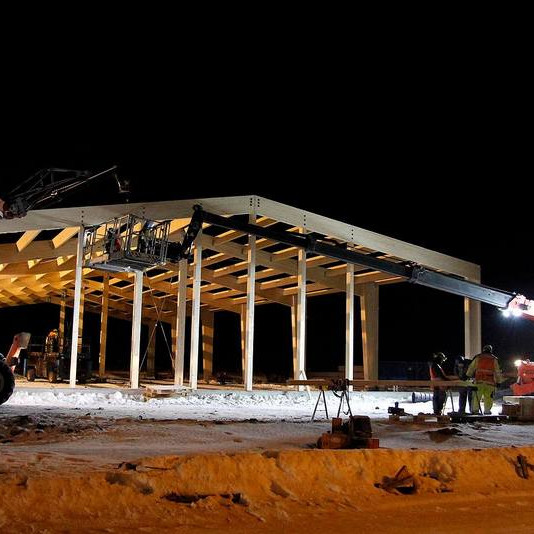 Meðfylgjandi myndir voru teknar fyrr í vikunni þegar verið var að ljúka við að reisa húsið góða. Myndir: ÓAB.