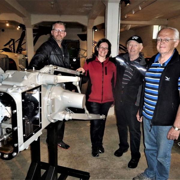 Texti við mynd: Frá afhendingu afturhlutans á Hvanneyri sl. sumar.  Frá vinstri: Þór Marteinsson ritari Fergusonfélagsins, Ragnhildur Helga Jónsdóttir safnstjóri Landbúnaðarsafnsins, Sigurður Skarphéðinsson sem útbjó gripinn og Bjarni Guðmundsson fv. safnstjóri. Með því að snúa sveifinni má sjá hvernig vökvakerfið vinnur.