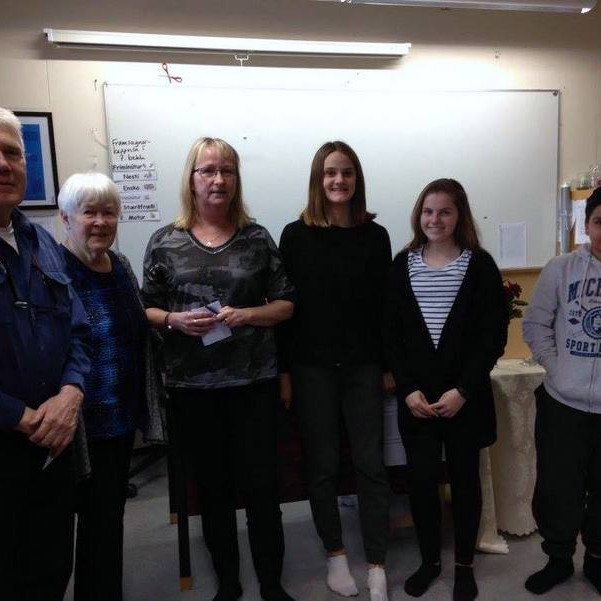 Dómararnir Guðjón Ólafsson, Kolbrún Zophoníasdóttir og Kristín Guðjónsdóttir með fulltrúm Blönduskóla; Ísól Kötlu, Jóhönnu Björk og Isaiah Davíð. Mynd af Facebooksíðu Blönduskóla