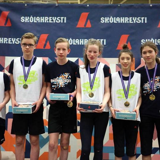 Lið skólans ásamt varamönnum. Mynd af Facebooksíðu Skólahreysti.