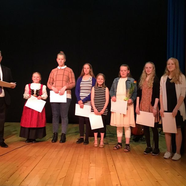 Þeir nemendur sem mættir voru tóku við prófskírteinum sínum. Mynd:Facebooksíða Tónlistarskóla Skagafjarðar.