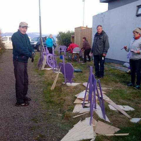 Fjólubláa hverfið á Hofsósi undirbýr skreytingar fyrir hátíðina. Mynd: Árni Bjarkason