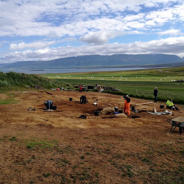 Yfirlitsmynd af uppgraftarsvæðinu við upphaf rannsóknar. Mynd: Facebooksíða Byggðasafns Skagfirðinga