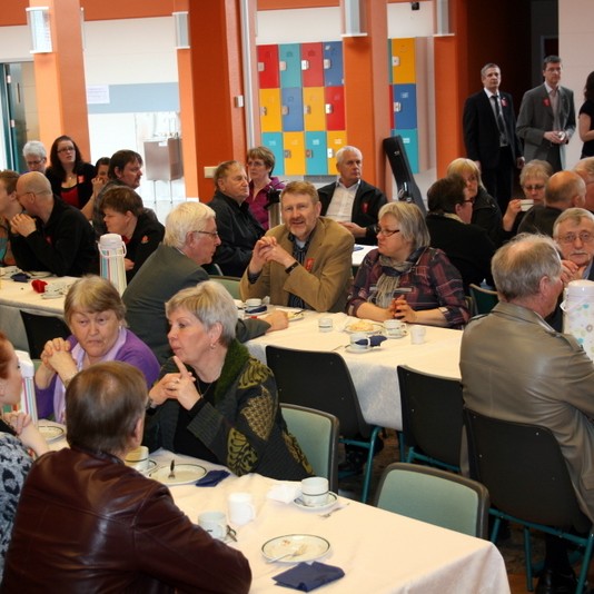 Fjöldi fólks í kaffi  á 1. maí