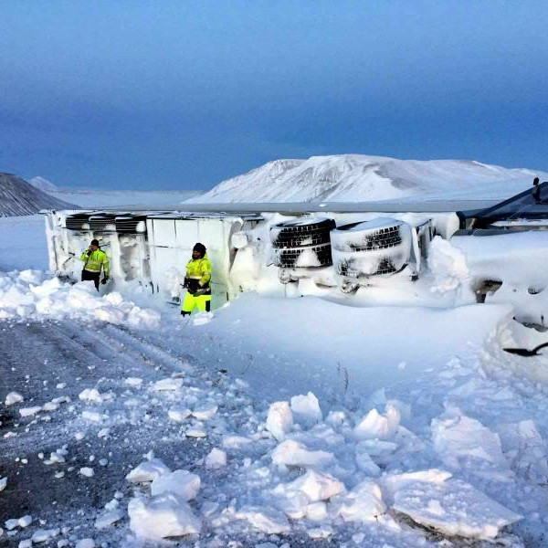 Það var seinlegt verk að ná vörubílnum upp á veginn aftur. Mynd: Baldvin Jónsson