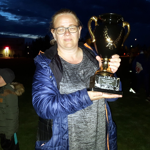 Thelma Knútsdóttir með Fyrirmyndarbikarinn. Mynd: PF.