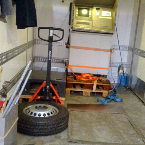 Hraðbankinn kominn á flutningabíl. Myndir: Broddi Reyr.