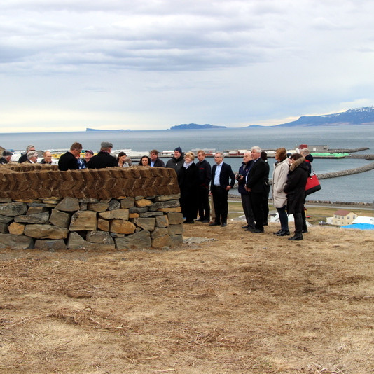 Frá Hannesarskjóli er víðsýnt um allan Fjörð. Mynd: PF.