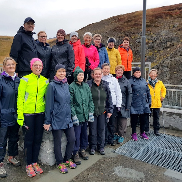 Stelpurnar voru duglegri við gönguna líkt og áður en hér er hópurinn samankominn við Gönguskarðsárvirkjun. Mynd: Ágúst Guðmunndsson.