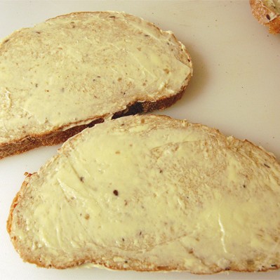 Tekur þátt í heimsmeistaramótinu í brauðsmurningi