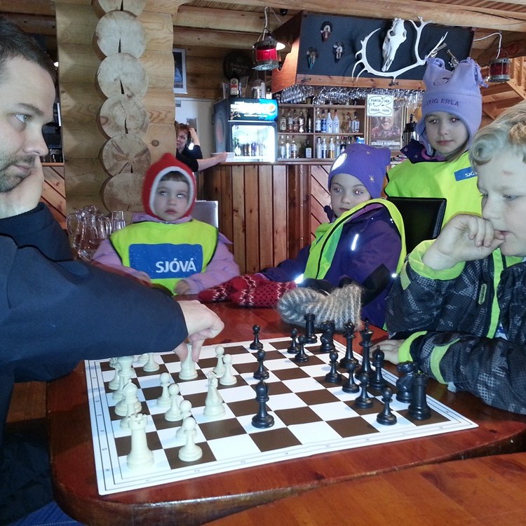 Skákin kynnt fyrir nemendum