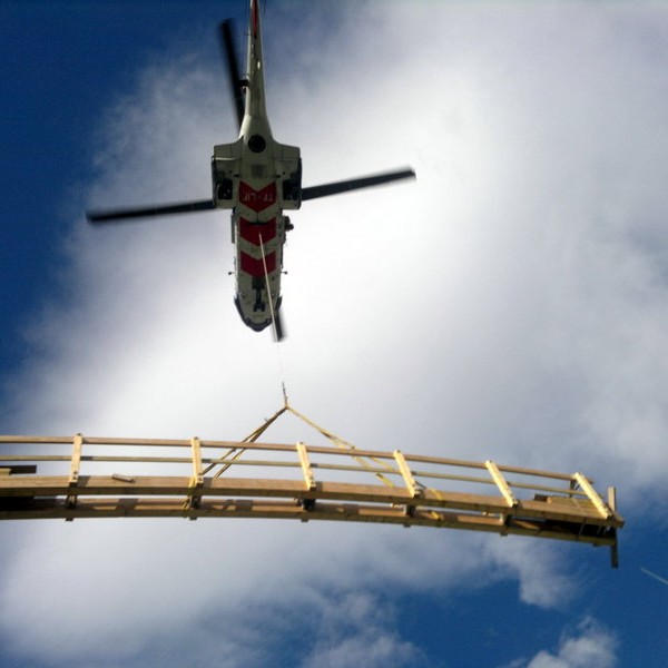 Þyrla flaug með nýja göngubrú yfir Fossá