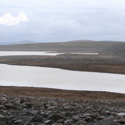 Lág vatnsstaða í Blöndulóni séð í gegnum myndavélarlinsuna