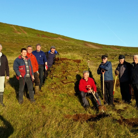 Galvaskir Rótarýmenn í vörðuviðhaldi. Myndir: Ágúst Guðmundsson.