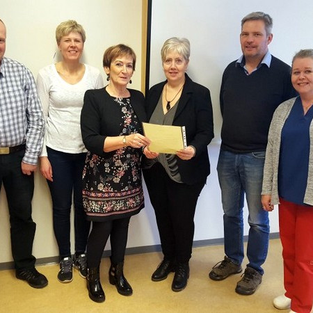 Frá afhendingu gjafarinnar. Mynd: huni.is