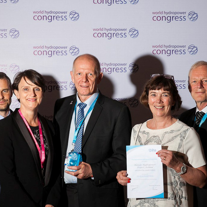 Starfsfólk Landsvirkjunar með verðlaunin. Frá vinstri: Óli Grétar Blöndal Sveinsson, framkvæmdastjóri þróunarsviðs, Ragna Árnadóttir aðstoðarforstjóri, Guðmundur R. Stefánsson, stöðvarstjóri á Blöndusvæði, Ragnheiður Ólafsdóttir, umhverfisstjóri og Sigurður Guðni Sigurðsson, deildarstjóri vatnsaflsdeildar. Mynd: Landsvirkjun.is