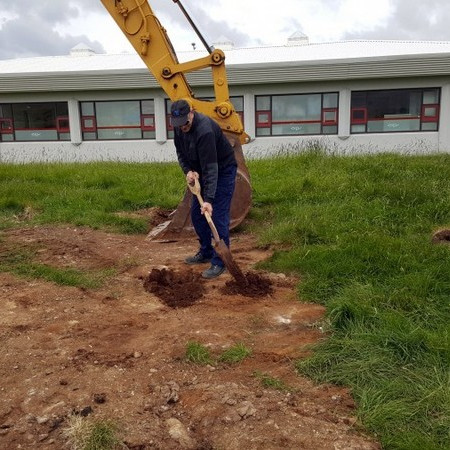 Jakob Svavarsson tekur fyrstu skóflustunguna. Mynd: Húni.is