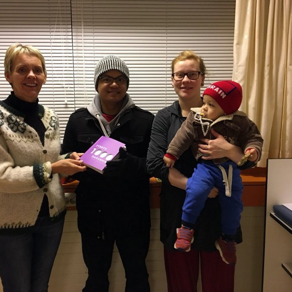 Helga ljósmóðir afhendir verðandi foreldrum bókargjöfina. Mynd: Húni.is