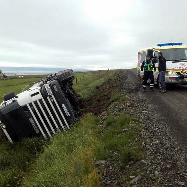 Til allrar hamingju slapp bílstjórinn ómeiddur. Mynd: Viggó Jónsson