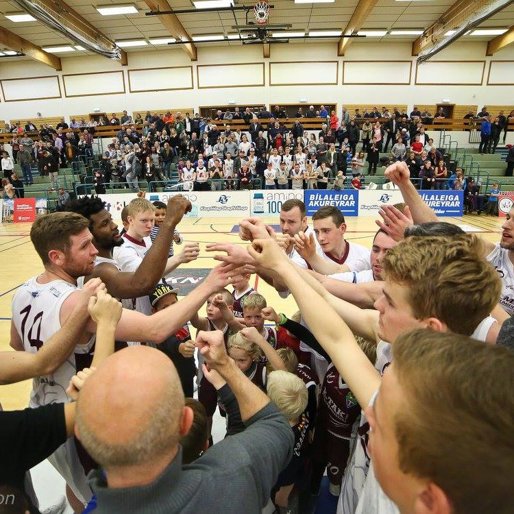 Stólarnir fagna í Síkinu. Á síðu Körfuknattleiksdeildar Tindastóls er að finna fullt af frábærum myndum sem Hjalti Árna hefur tekið á leikjum liðsins. MYND: HJALTI ÁRNA