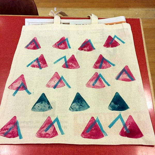 Notaðar eru kartöflur sem stimplar til að prenta á fjölnota poka. Mynd: Facebooksíða Þekkingarsetursins á Blönduósi.