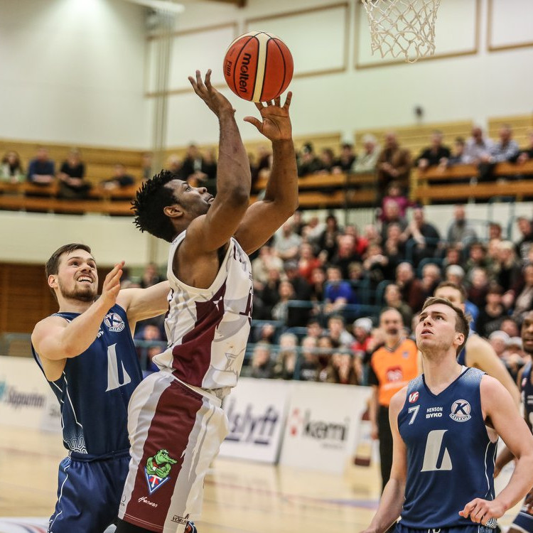 Hester undir körfu Keflvíkinga. MYND: HJALTI ÁRNA