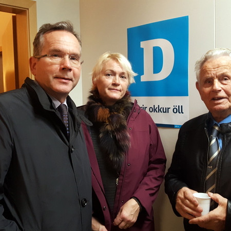 Hjónin í Glaumbæ, sr. Gísli Gunnarsson og Þuríður K. Þorbergsdóttir mættu á opnun kosningaskrifstofu Sjálfstæðisflokksins á Sauðárkróki ásamt Þórði Eyjólfssyni, athafnamanni. Mynd: PF