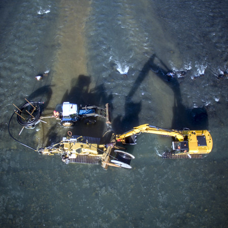 Rafmagnsstrengur plægður yfir Blöndu