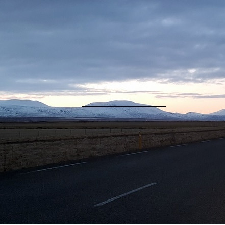 Hér sést línan sem segir til um hve mikið Staðaröxlin gæti lækkað að framkvæmdum loknum. Mynd: PF