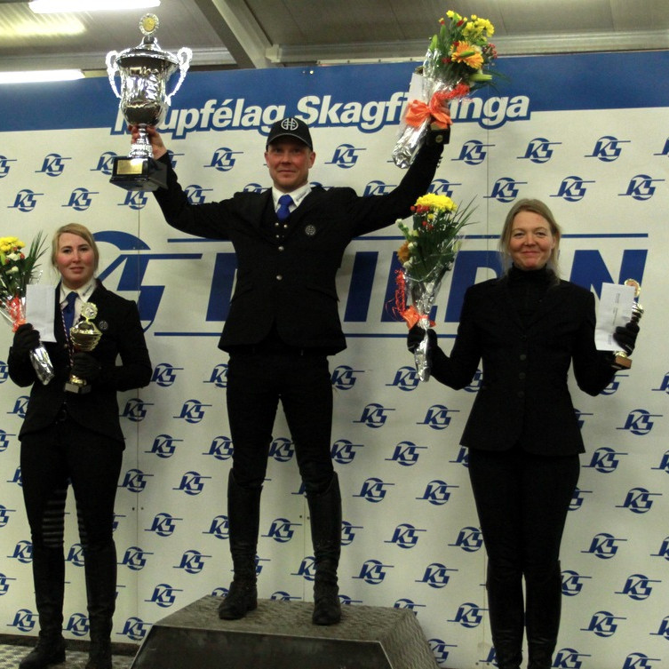 Þórarinn Eynundsson hampar verðlaunum eftir glæsilegan sigur í KS deildinni í vetur. Með honum á myndinni eru, honum á hægri hönd, Helga Una Björnsdóttir sem endaði í öðru sæti og Mette Mannseth sem varð í því þriðja. Myndir: KS deildin.