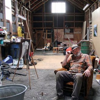 Finnur Arnar í fjárhúsahlöðunni að Kleifum. Mynd: Vísir.is.