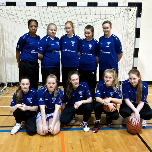 Stelpurnar í 8. flokki söfnuðu fyrir upphitunargöllum