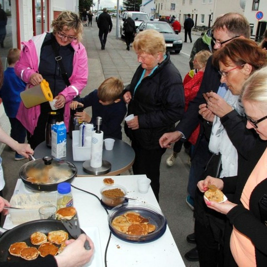 Bragðað á lummum á Lummudögum. Mynd:ÓAB