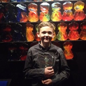 Óskar Vík­ing­ur Davíðsson, sonur Erlu Hlínar Hjálmarsdóttir frá Brekku og barnabarn Valdísar Óskarsdóttur, eftir að hann bar sigur af hólmi á Norður­landa­móti í skóla­skák. Mynd/skakhuginn.is