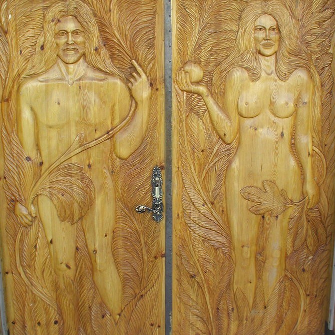 Dyrnar að Eden liggja undir skemmdum