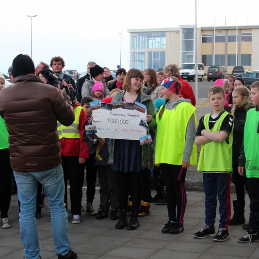 Afhentu Krabbameinsfélaginu milljón