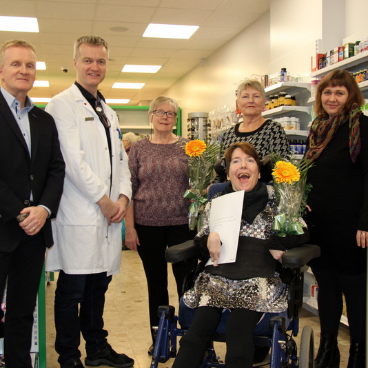 Við afhendingu styrkjanna í gær. Frá vinstri: Sigurbjörn Gunnarsson, framkvæmdastjóri Lyfju; Friðþjófur M Sigurðsson, lyfsali; Engilráð M. Sigurðardóttir og Birgitta Pálsdóttir frá Félagi eldri borgara; Þórunn Gunnlaugsdóttir og Auðbjörg Ósk Guðjónsdóttir, þroskaþjálfi. Mynd: PF.